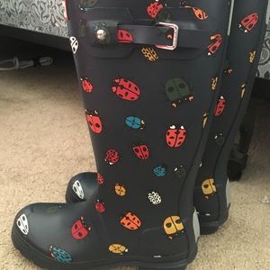 A new hunter rain boot
